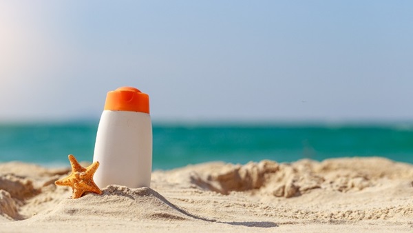 tube de crème solaire sur la plage